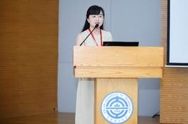 穿黑色衣服的人在电视前 AI 生成的内容可能不正确。